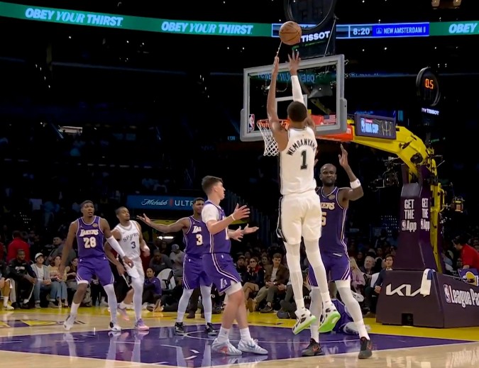 Wenban & Doncic đều phạm 4 lỗi! Spurs thực hiện quả ném phạt với tỷ số 16-8 và Lakers giành được 9 điểm trong một hiệp đấu