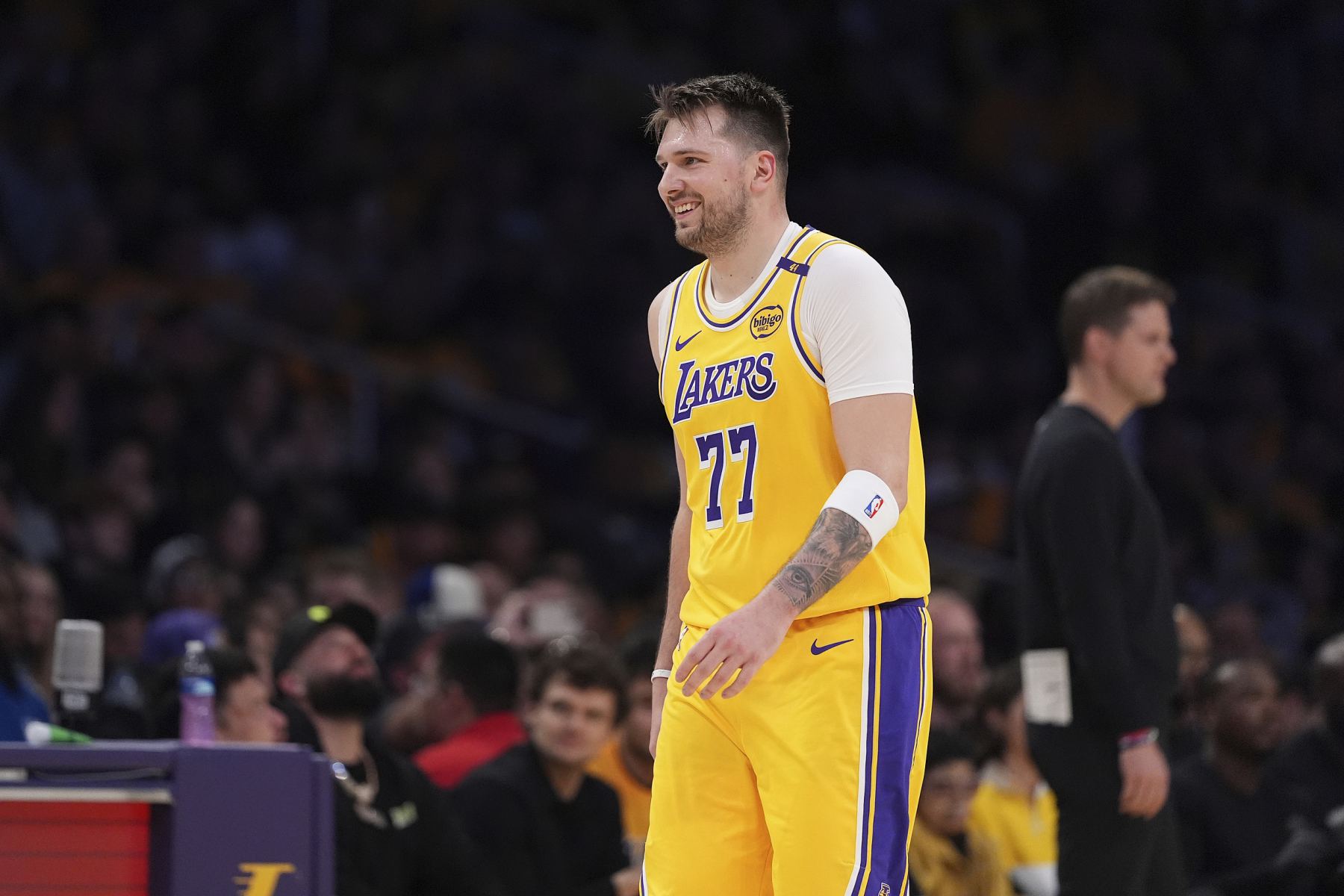 Đấu trường: Lakers yêu cầu Mavericks mua Luka để tăng giá trị của họ và kết quả là tất cả các đội đều tăng giá trị của họ.
