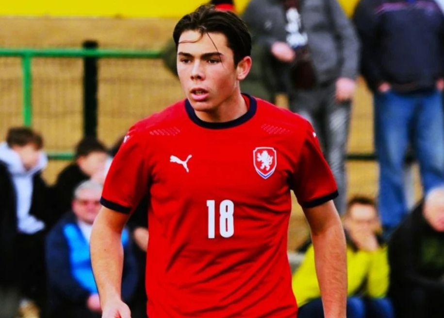 Đại diện cho U19 Cộng hòa Séc, con trai Buffon lập hat-trick ở vòng loại giải trẻ châu Âu.