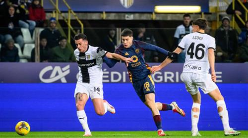 Parma đấu với Roma
