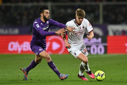 Fiorentina đấu với AC Milan