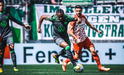 Freiburg đấu với Wolfsburg