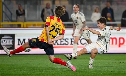 Lecce đấu với Roma