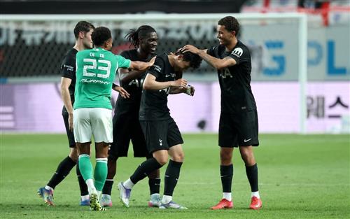 Newcastle United đấu với Tottenham Hotspur