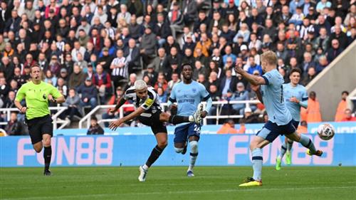 Brentford đấu với Newcastle