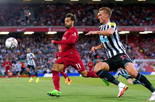 Newcastle đấu với Liverpool
