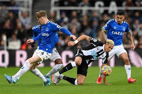 Newcastle đấu với Everton