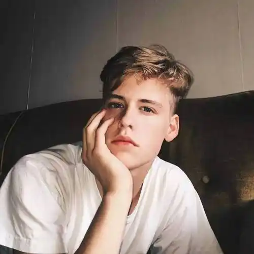 6686体育铁牌作者Hector