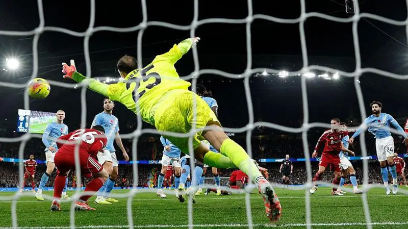 Người giám sát trọng tài cho rằng bàn thắng của Van Dijk không hợp lệ: trọng tài chủ quan cho rằng sự can thiệp của Robertson là không phù hợp.