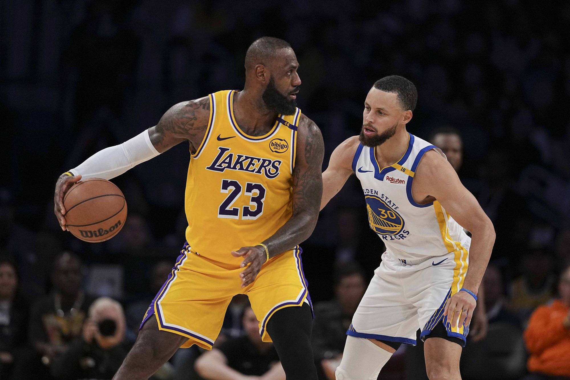Truyền thông Hoa Kỳ xem xét bảng xếp hạng thu nhập của cầu thủ mùa này: James, Curry và Durant xếp trong top ba
