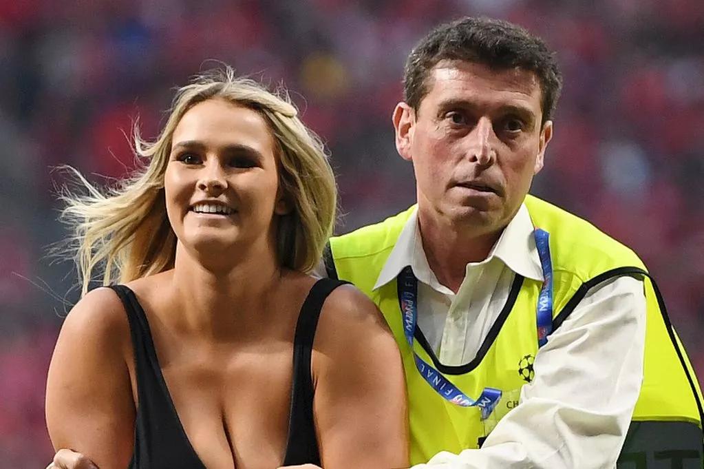 Truyền thông Anh: Cô gái chạy bộ ở chung kết Champions League 2019 giờ đã trở thành phi công