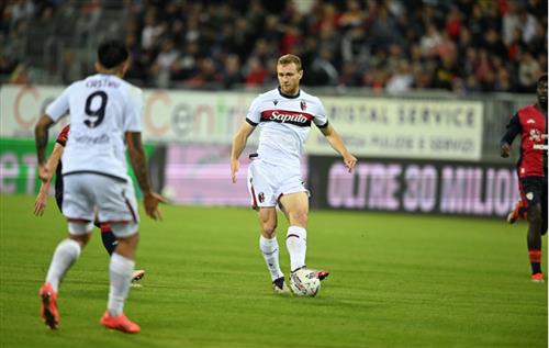 Cagliari đấu với Bologna