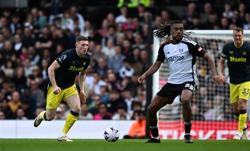 Fulham đấu với Newcastle United