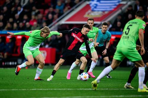 Bayer Leverkusen đấu với Wolfsburg