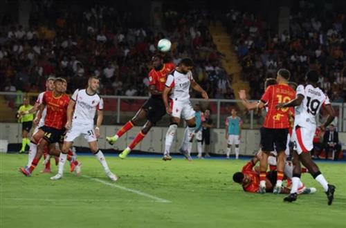 Lecce đấu với AC Milan
