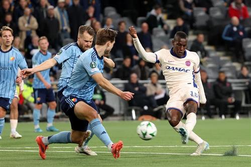 Yugaton đấu với Chelsea