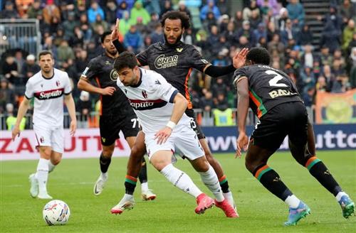 Venice đấu với Bologna