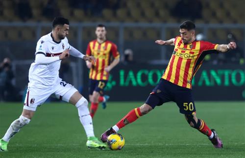 Lecce đấu với Bologna