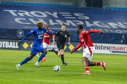 Troyes đấu với Brest