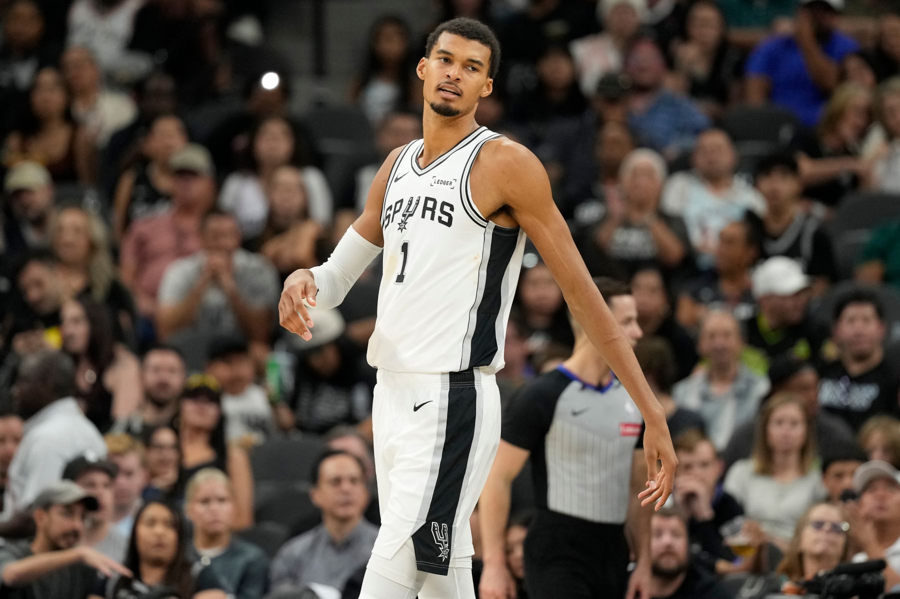 Hayes: Thật điên rồ khi Wenban, người cao 2,26 mét, lại có thể chơi như Doncic.