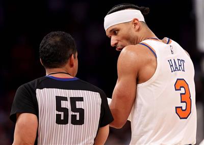 Anh ấy cảm thấy lạnh lùng khi xử lý bóng, nhưng anh ấy đã đóng góp rất nhiều khi bắt bóng bật lại! Hart trở lại trận đấu và chỉ ghi được 2 điểm trong loạt sút 1/8 và giành được 14 rebound