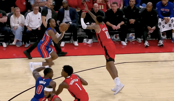 Duren dùng cùi chỏ đánh vào mặt Amen Thompson và bị huýt sáo vì vi phạm trắng trợn cấp độ hai và bị đuổi ra khỏi sân.