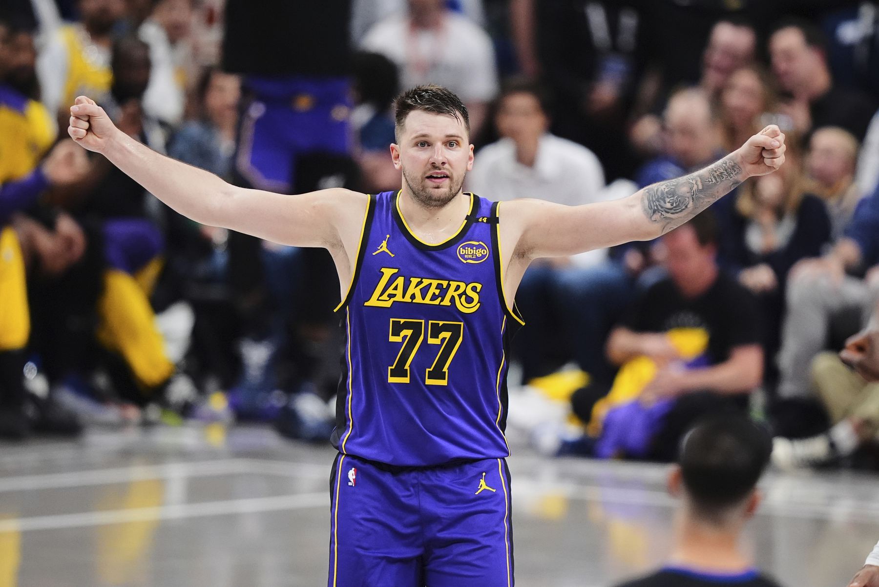 Doncic trở thành cầu thủ đầu tiên trong lịch sử Lakers ghi được 35 điểm, 10 kiến tạo và 5 lần đánh chặn trong một trận đấu.
