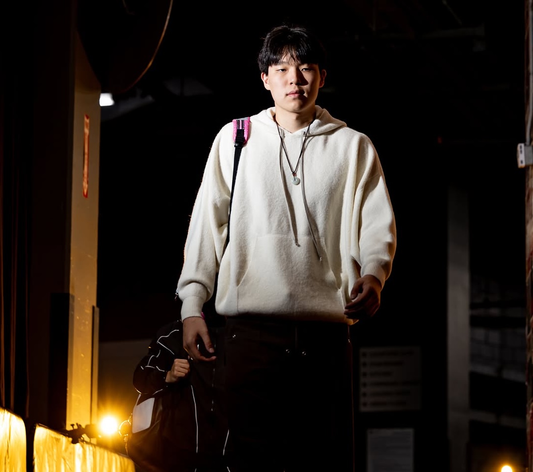 Mạng xã hội Trail Blazers đăng ảnh Yang Hansen bước vào trước trận đấu: áo hoodie trắng và cặp đi học màu hồng