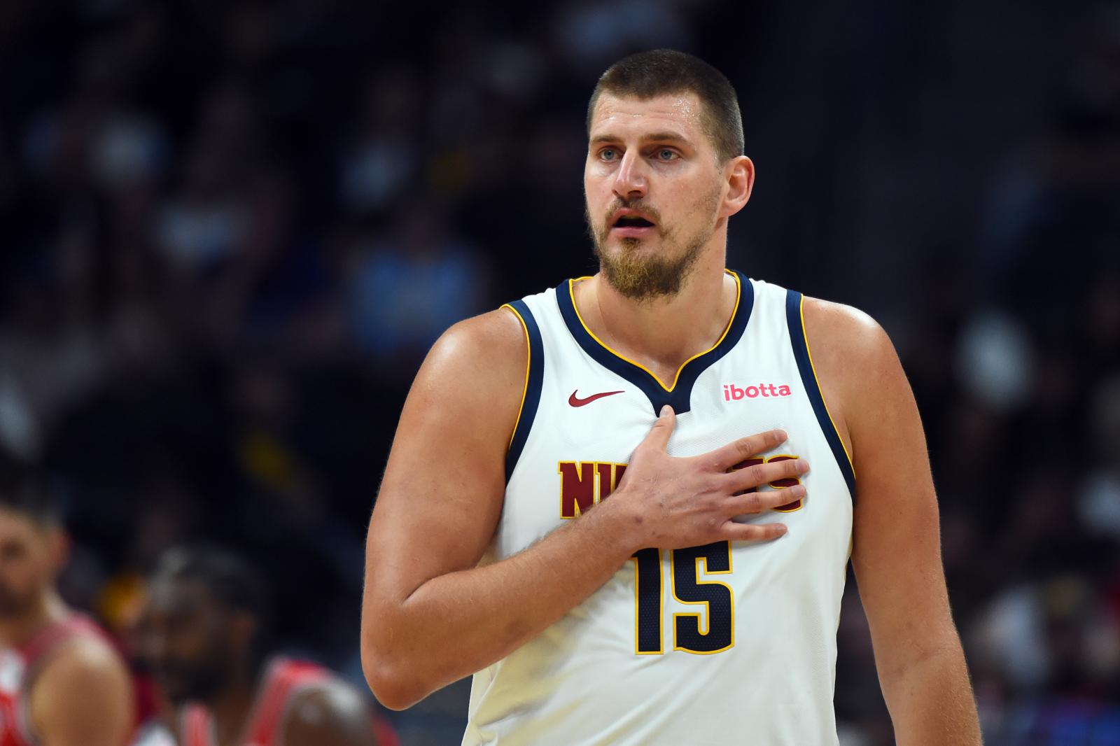 Trong chuỗi 5 trận toàn thắng của Jokic, anh ghi trung bình 32+12+12+2 mỗi trận và sút xa 73%.